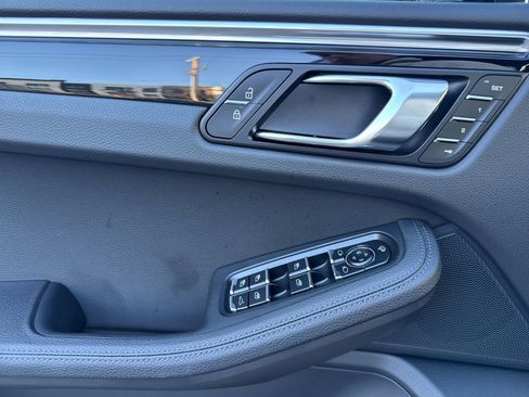 Certified 2025 Porsche Macan image 12