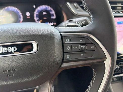 Used 2025 Jeep Grand Cherokee Limited w/ Luxury Tech Group II RWD image 12