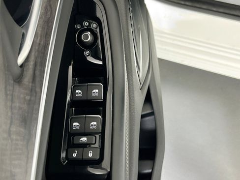 Used 2022 Jeep Grand Cherokee Overland w/ Luxury Tech Group IV image 18