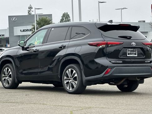 Used 2024 Toyota Highlander XLE image 7