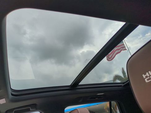 Used 2025 Chevrolet Tahoe High Country image 21