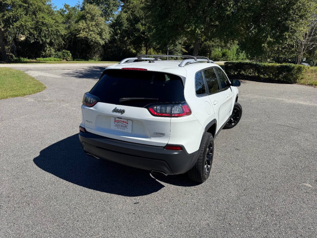 Used 2019 Jeep Cherokee Latitude Plus w/ Cold Weather Group AWD/4WD image 6