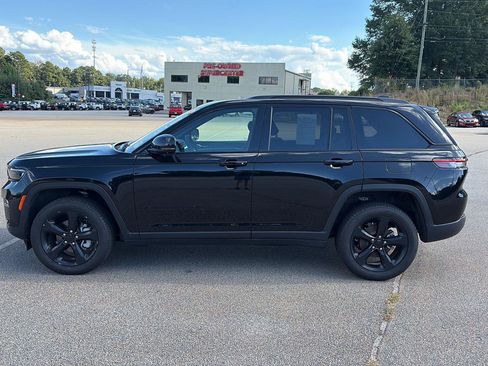 Used 2025 Jeep Grand Cherokee Limited w/ Luxury Tech Group II AWD/4WD image 5