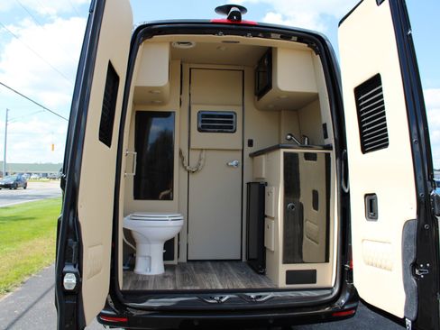 Used 2023 Mercedes-Benz Sprinter 3500 image 39