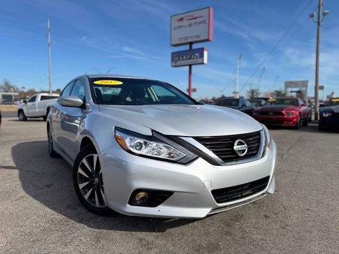 Used 2017 Nissan Altima 2.5 SV image 1