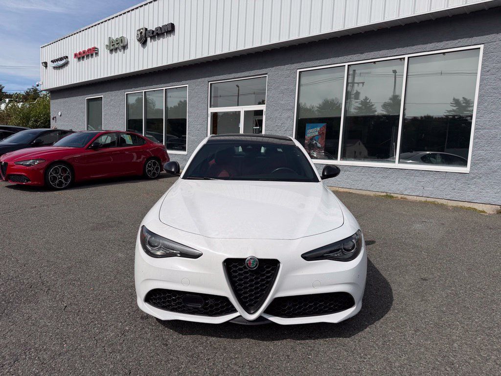 Used 2023 Alfa Romeo Giulia Veloce RWD image 9