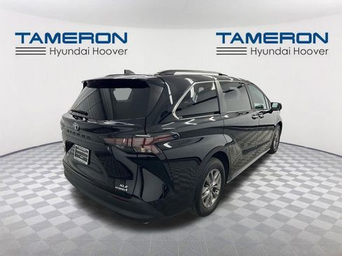Used 2023 Toyota Sienna XLE image 5