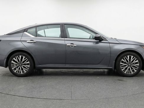 Used 2025 Nissan Altima 2.5 SV FWD image 11