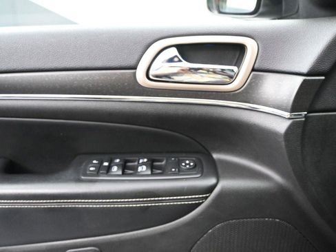 Used 2017 Jeep Grand Cherokee Limited AWD/4WD image 6