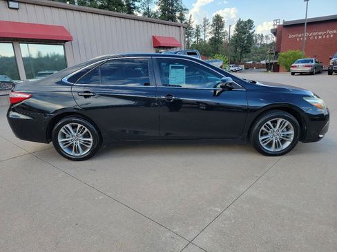 Used 2017 Toyota Camry SE w/ Moonroof Package FWD image 11