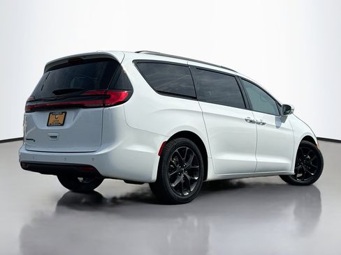 Used 2022 Chrysler Pacifica Touring-L w/ S Appearance Package image 2