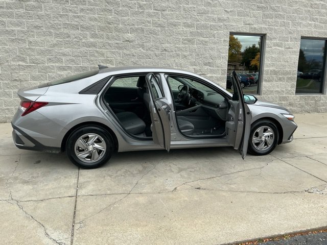 Used 2024 Hyundai Elantra SE FWD image 6