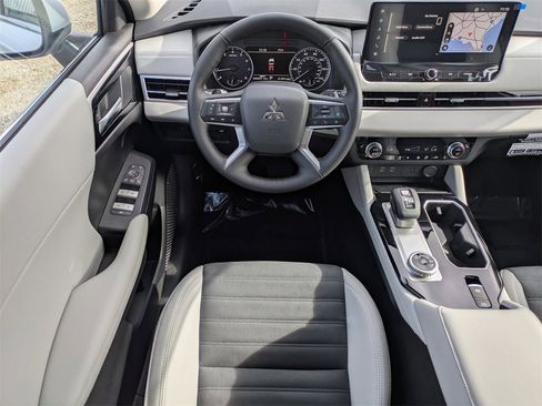 New 2026 Mitsubishi Outlander SE image 17