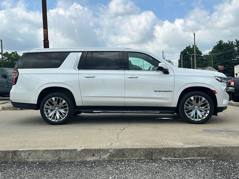 Used 2022 Chevrolet Suburban LT AWD/4WD image 5