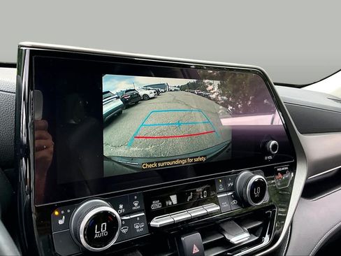 Used 2023 Toyota Highlander XLE AWD/4WD image 28