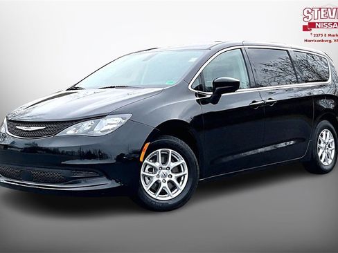 Used 2022 Chrysler Voyager LX image 3