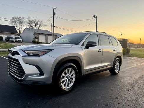 Used 2024 Toyota Grand Highlander AWD image 2