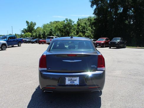 Used 2016 Chrysler 300 C RWD image 5