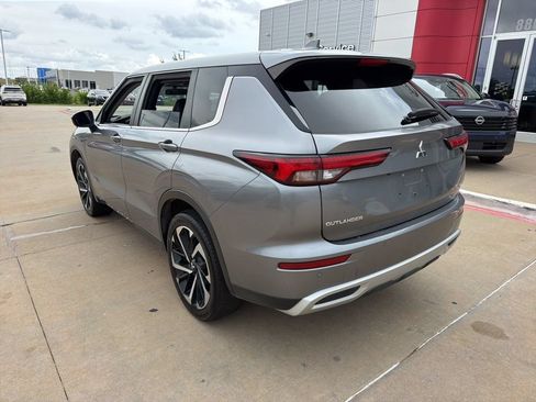 Used 2023 Mitsubishi Outlander SE FWD image 3