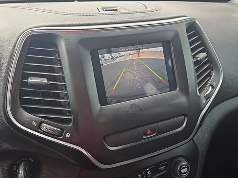 Used 2019 Jeep Cherokee Latitude w/ Popular Appearance Group AWD/4WD image 23