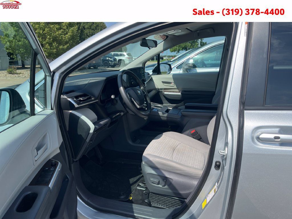 Certified 2021 Toyota Sienna LE FWD image 15