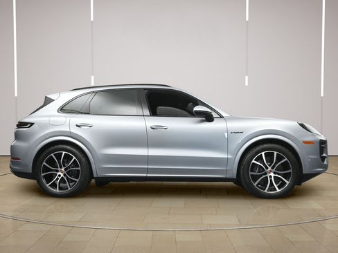 Certified 2025 Porsche Cayenne E-Hybrid AWD/4WD image 29
