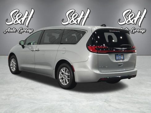 Used 2023 Chrysler Pacifica Touring FWD image 14