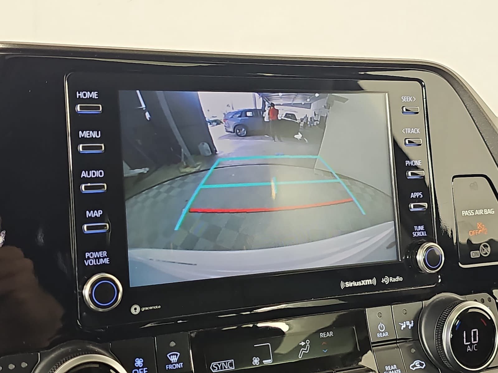 Used 2022 Toyota Highlander XLE FWD image 22