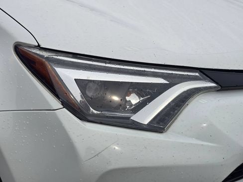 Used 2018 Toyota RAV4 SE w/ Protection Package AWD/4WD image 18