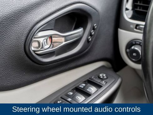 Used 2019 Jeep Cherokee Limited w/ Luxury Group AWD/4WD image 26