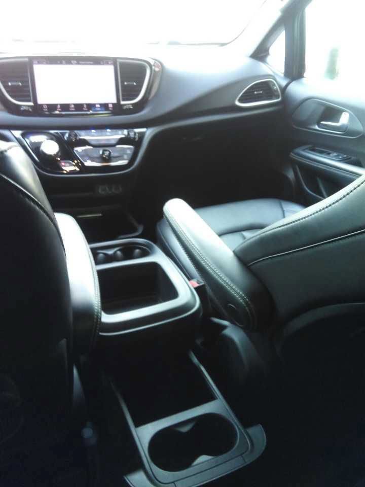 Used 2025 Chrysler Pacifica Select FWD image 2