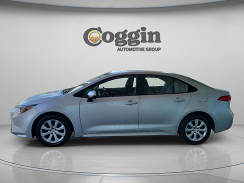 Used 2024 Toyota Corolla LE FWD image 2