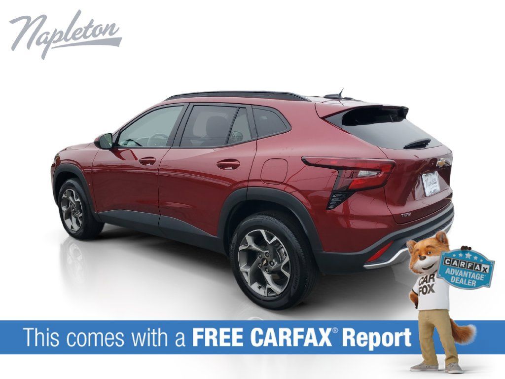 Used 2025 Chevrolet Trax LT FWD image 3