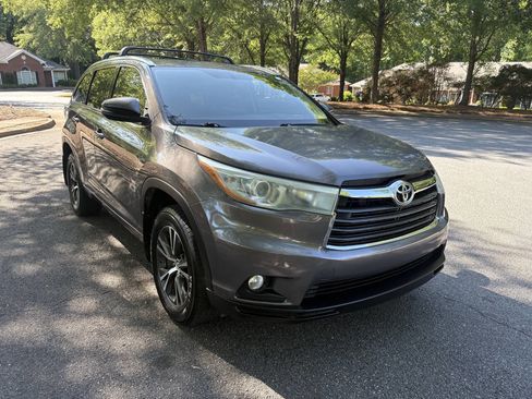 Used 2016 Toyota Highlander XLE FWD image 1