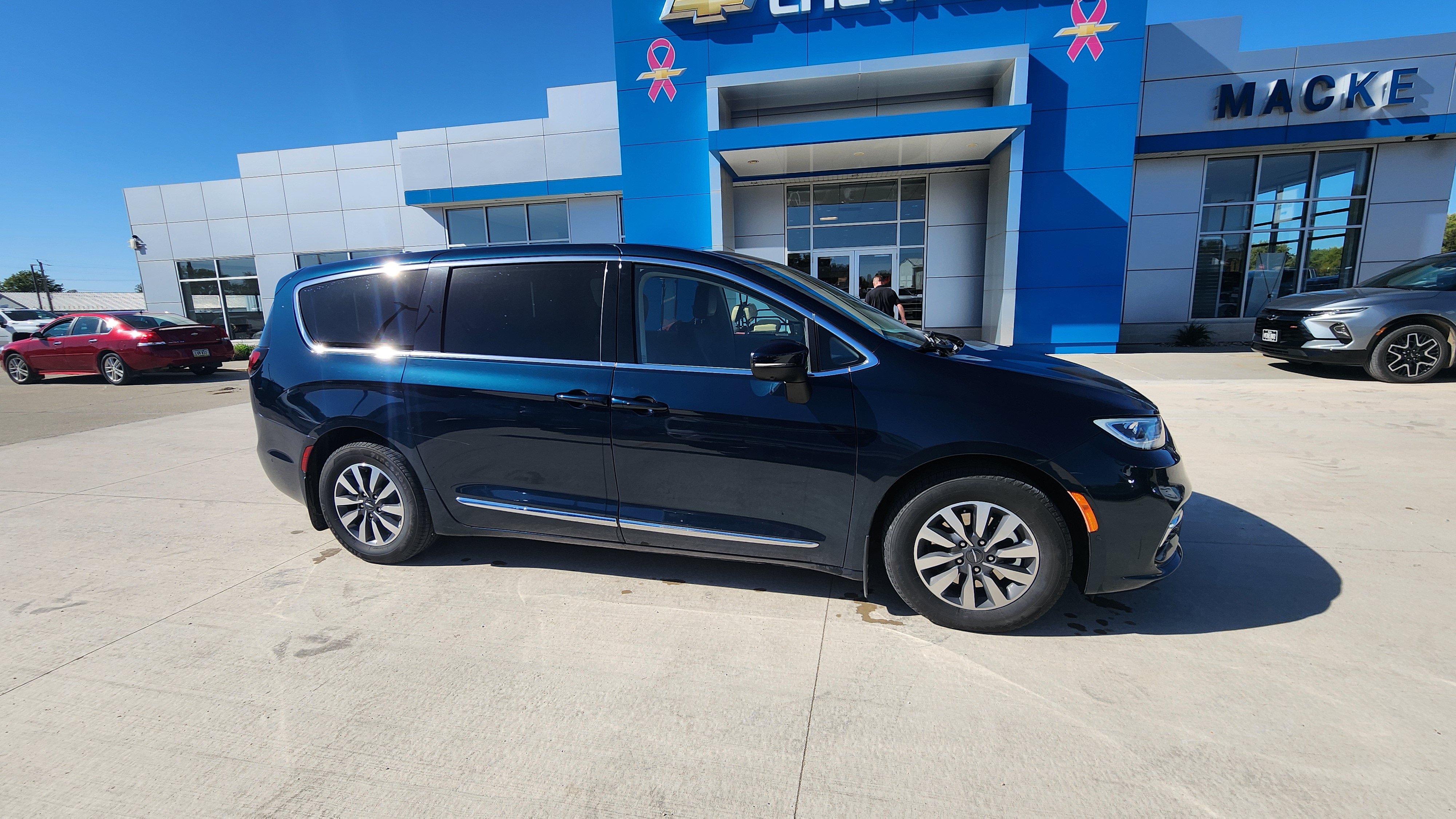 Used 2023 Chrysler Pacifica Touring-L FWD image 4