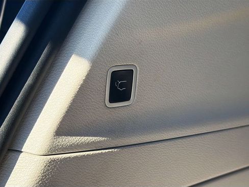 Used 2018 Chrysler Pacifica Touring-L Plus FWD image 13