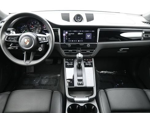 Certified 2025 Porsche Macan AWD/4WD image 6