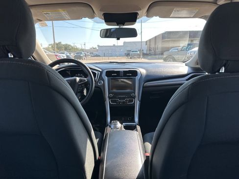 Used 2017 Ford Fusion SE w/ Fusion SE Technology Package image 26