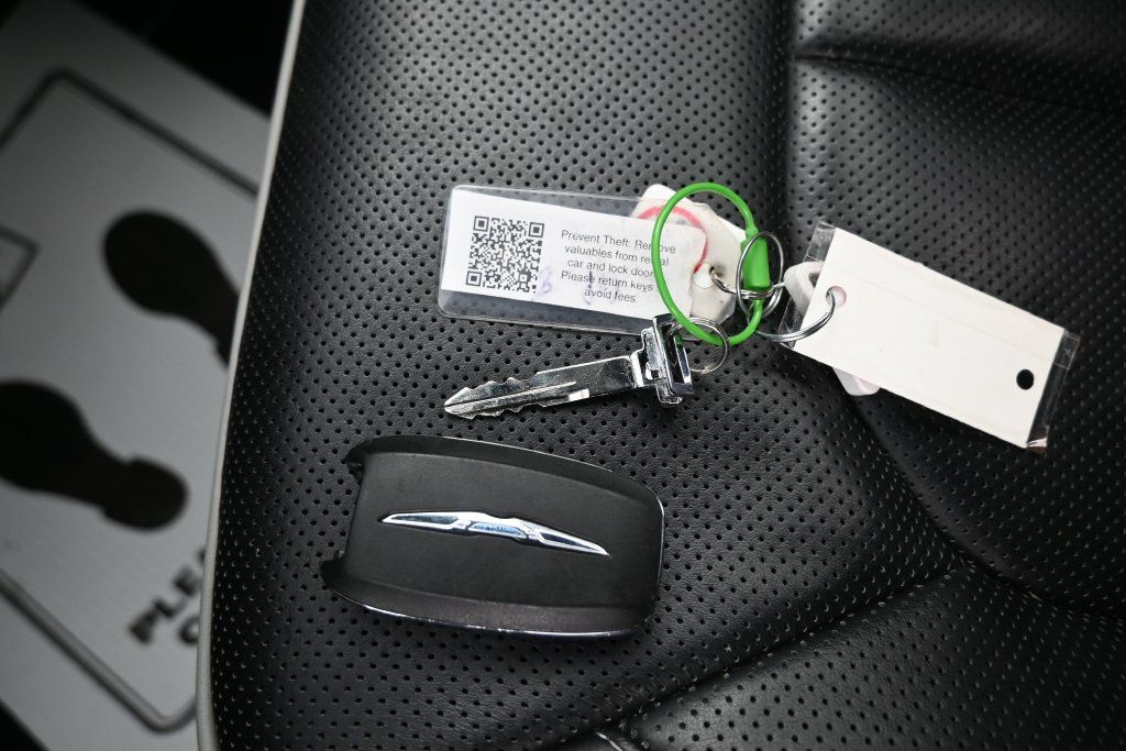 Used 2025 Chrysler Pacifica Limited FWD image 24