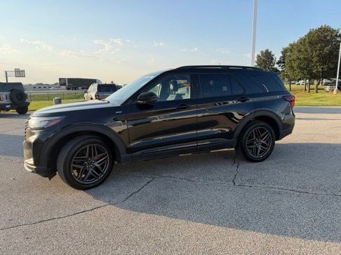 Used 2025 Ford Explorer ST-Line w/ ST-Line Street Pack AWD/4WD image 8