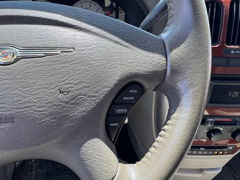 Used 2007 Chrysler Town & Country Touring FWD image 27