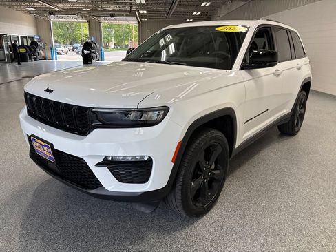 Used 2023 Jeep Grand Cherokee Limited w/ Black Appearance Package AWD/4WD image 3