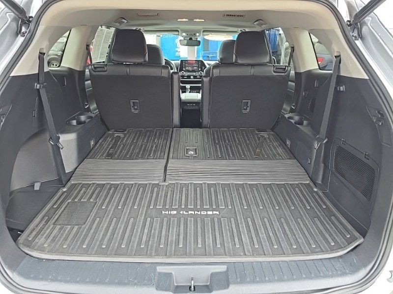 Used 2021 Toyota Highlander XLE AWD/4WD image 32