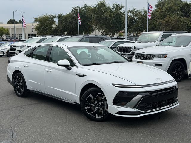 Used 2025 Hyundai Sonata SEL FWD image 2
