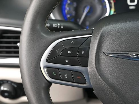 Used 2024 Chrysler Pacifica Touring-L FWD image 20