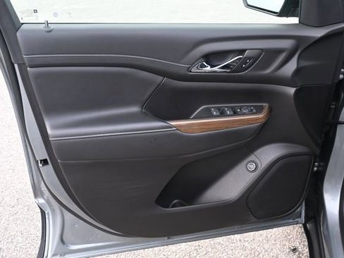 Used 2023 GMC Acadia SLE w/ Driver Convenience Package image 10