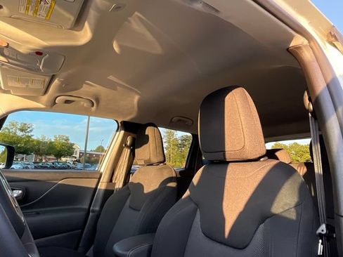 Used 2023 Jeep Renegade Latitude AWD/4WD image 20