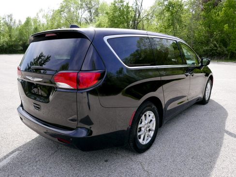 Used 2022 Chrysler Voyager LX image 6