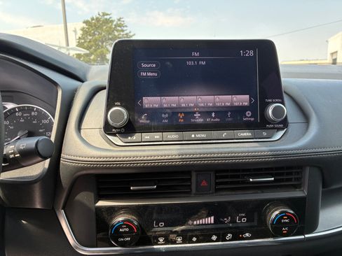 Used 2024 Nissan Rogue SV AWD/4WD image 18