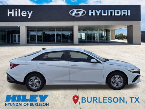 New 2026 Hyundai Elantra SE FWD image 3